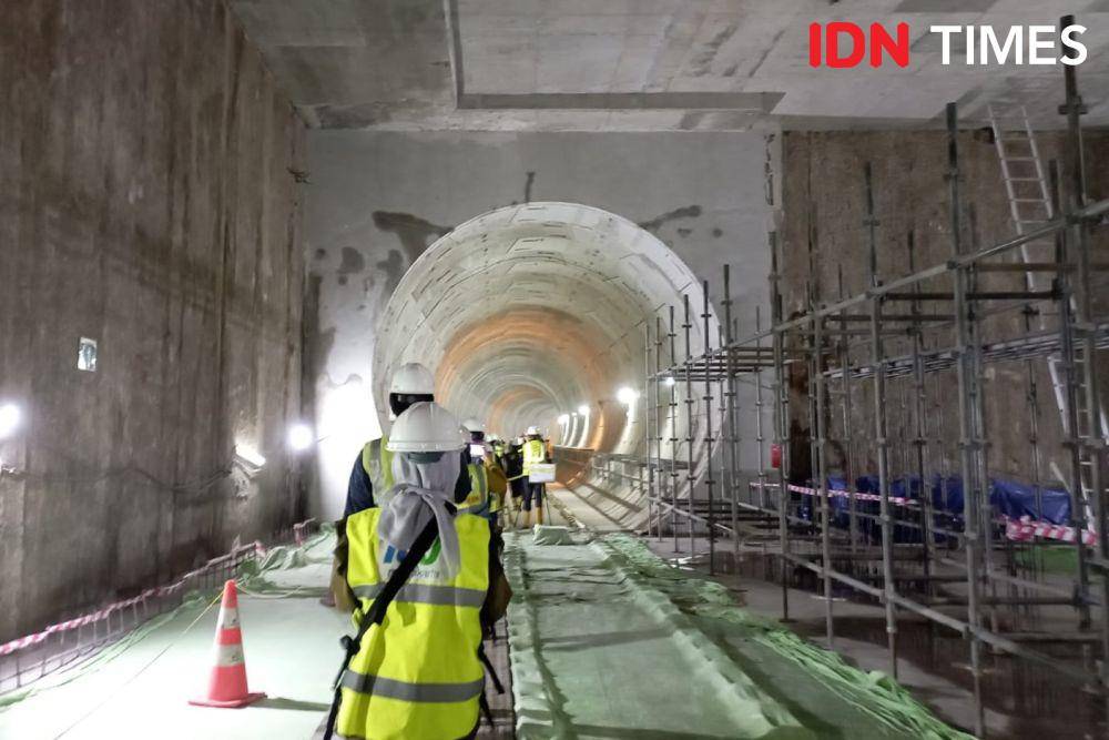 Penjabat (PJ) Gubernur DKI Jakarta tinjau pembangunan proyek MRT Fase 2 A Monas, Rabu (18/10/2023). (IDN Times/Dini Suciatiningrum)