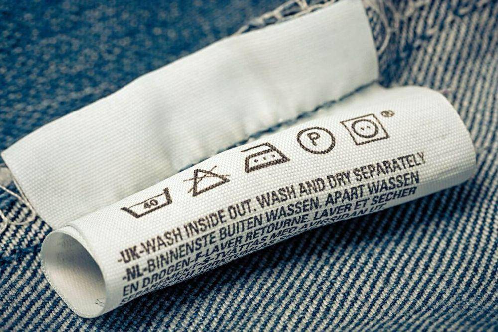 Label celana jeans (dok. 123rf.com/fotoall)