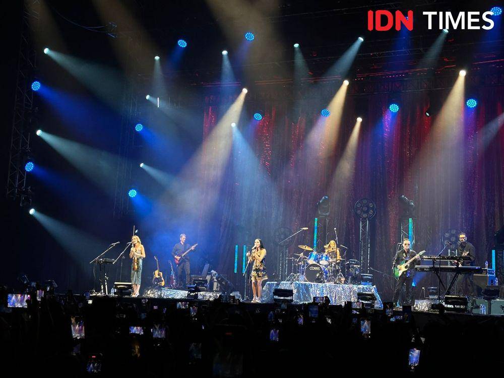 Konser The Corrs (IDN Times/Aditya Mustaqim)