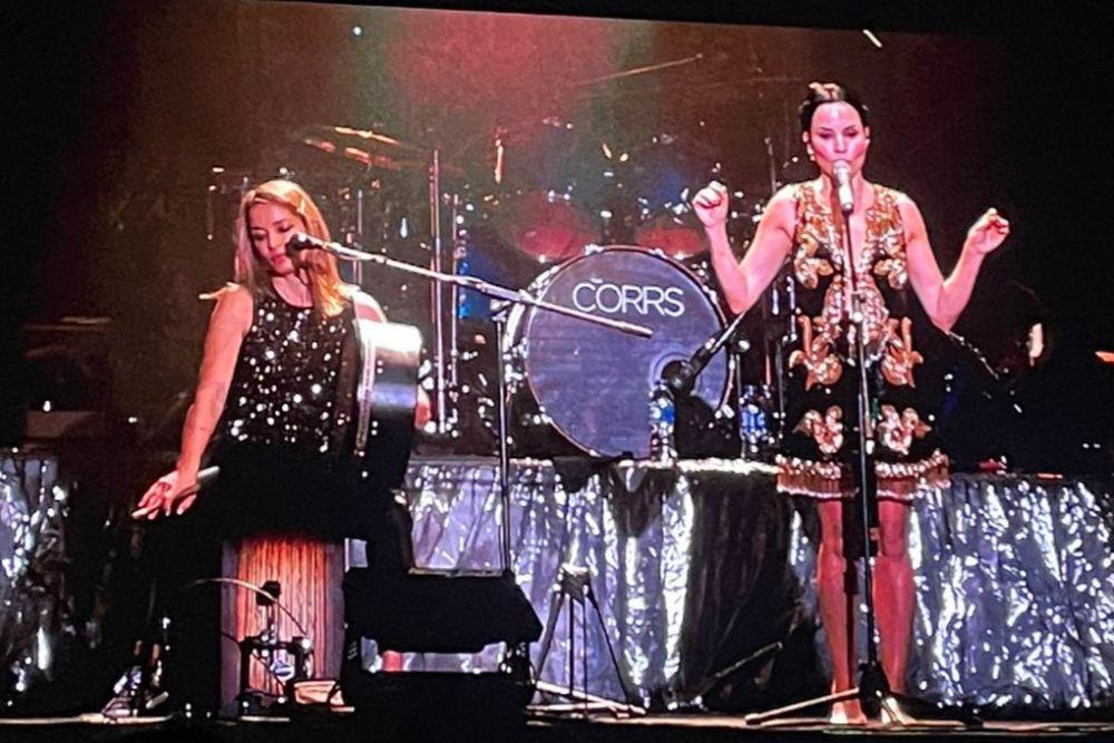 7 Momen Konser The Corrs 2023 di Jakarta, Andrea Lama-lama Nyeker!