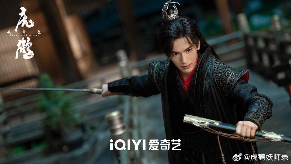 Qi Xiaoxuan saat melawan siluman dalam drama China Tiger and Crane (dok.IQiyi/Tiger and Crane)