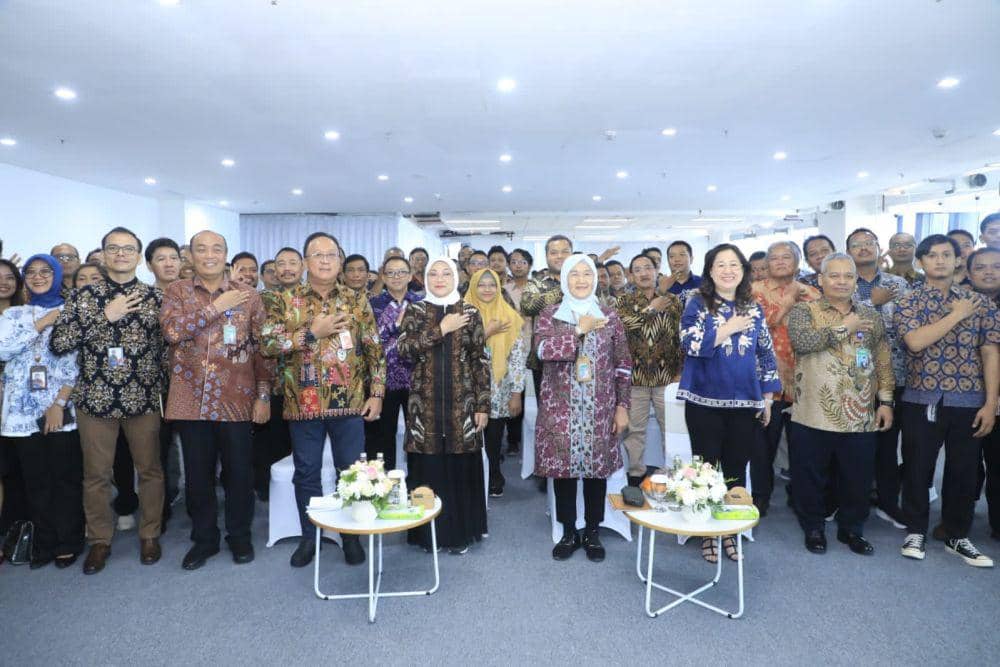 Menteri Ketenagakerjaan, Ida Fauziyah, saat menghadiri acara Sosialisasi Keselamatan dan Kesehatan Kerja (K3) Bahaya dan Pencegahan Kecelakaan Kerja Pada Elevator, di Pakuwon Tower, Jakarta Selatan, Kamis (19/10). (dok. Kemnaker)