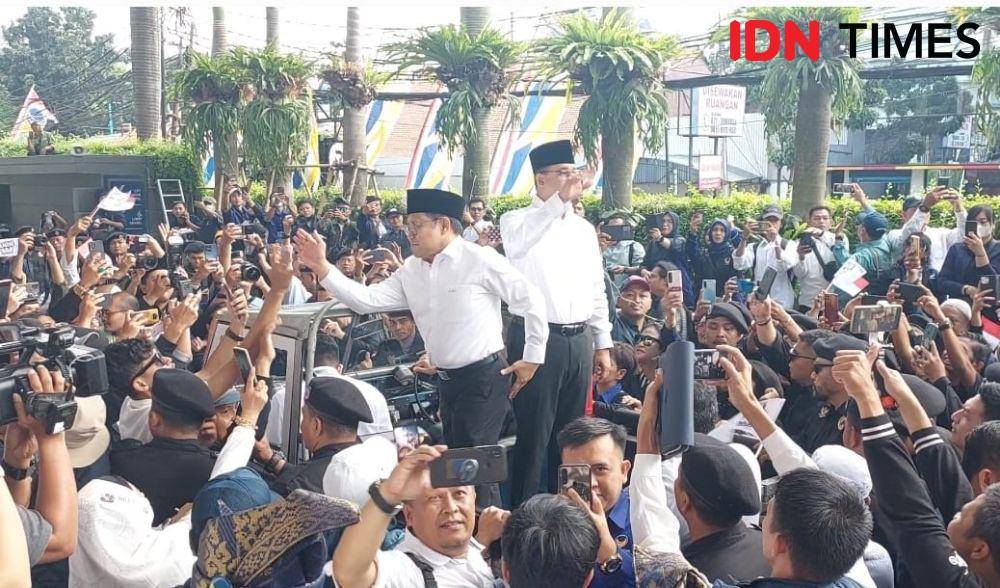 Bakal capres-cawapres Anies Baswedan dan Muhaimin Iskandar diarak ke KPU pada 19 Oktober 2023. (IDN Times/Santi Dewi)
