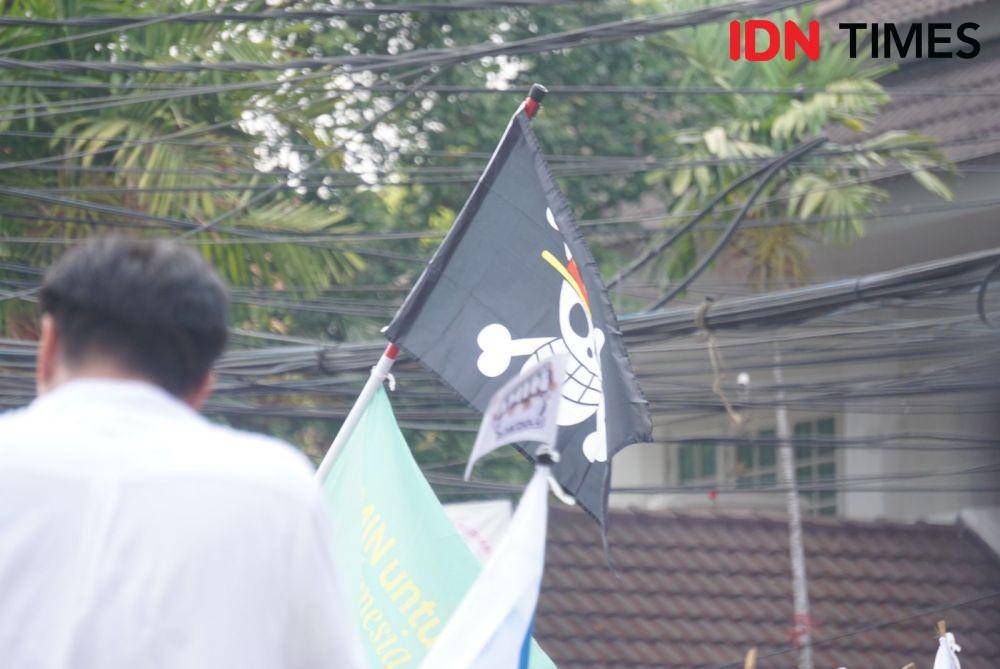 Bendera Jolly Roger One Piece di acara pendaftaran Anies Baswedan-Muhaimin Iskandar. (IDN Times/Aryo Damar)
