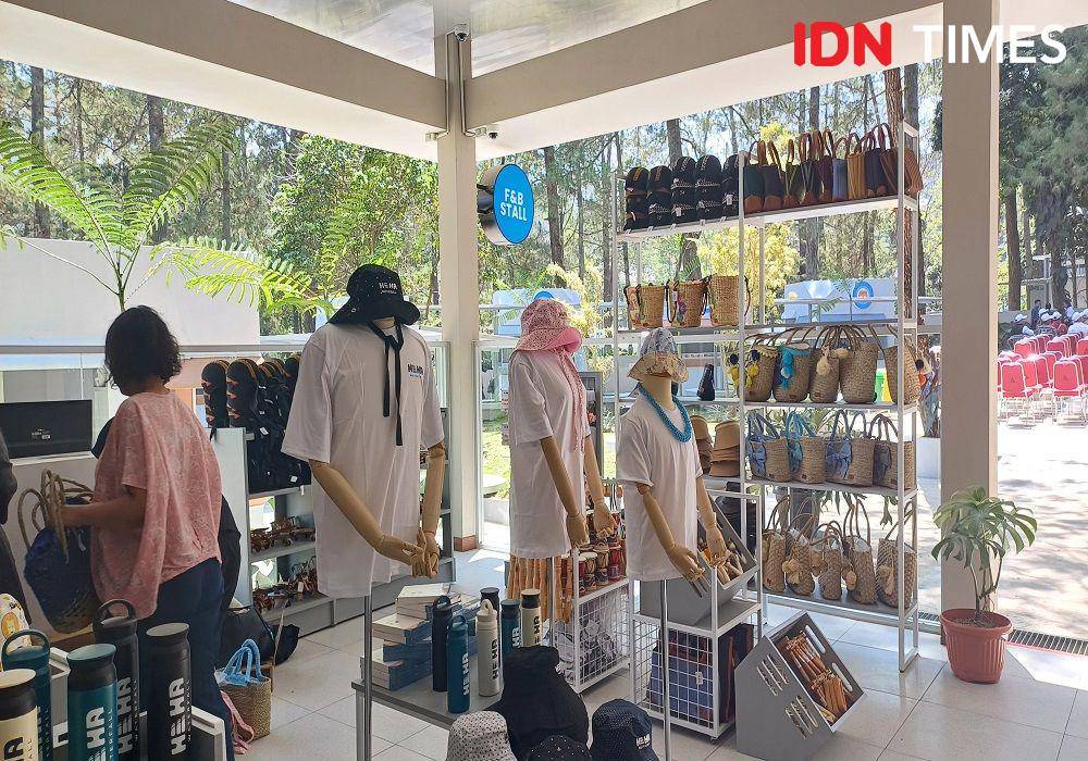 Toko oleh-oleh di Heha Waterfall, Puncak, Bogor (IDN Times/Dhiya Awlia Azzahra)