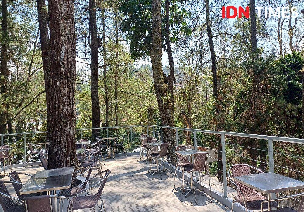 Area makan di Heha Waterfall, Puncak, Bogor (IDN Times/Dhiya Awlia Azzahra)