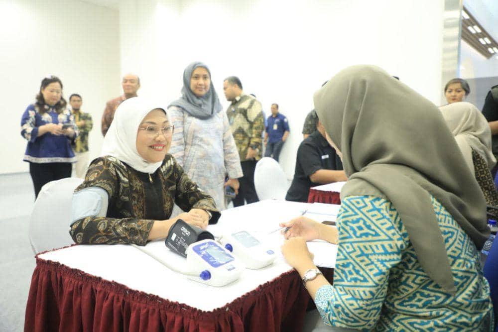 Menteri Ketenagakerjaan, Ida Fauziyah, saat mengikuti kegiatan Pemeriksaan Kesehatan dan Pemeriksaan Tuberkolosis (Tbc) bagi pekerja/buruh yang bekerja di Pakuwon Tower. (dok. Kemnaker)