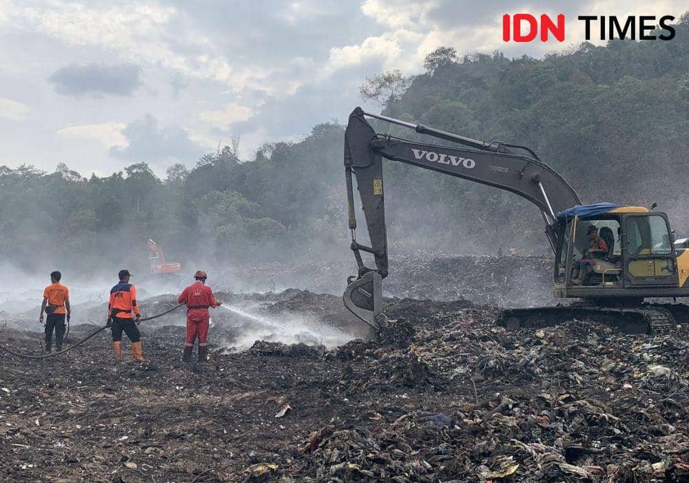 Pemadaman bara api di TPA Bakung. (IDN Times/Rohmah Mustaurida)