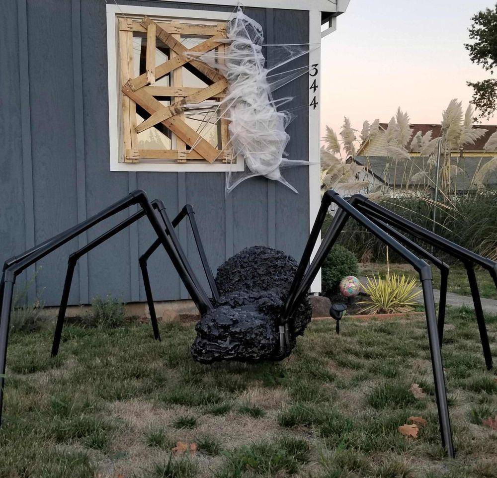 potret dekorasi laba-laba untuk Halloween (reddit.com/user/nearly_normal)