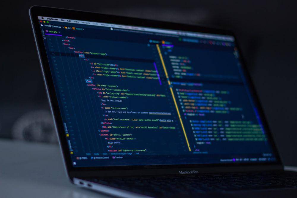 ilustrasi laptop untuk coding (Unsplash/Arnold Francisca)