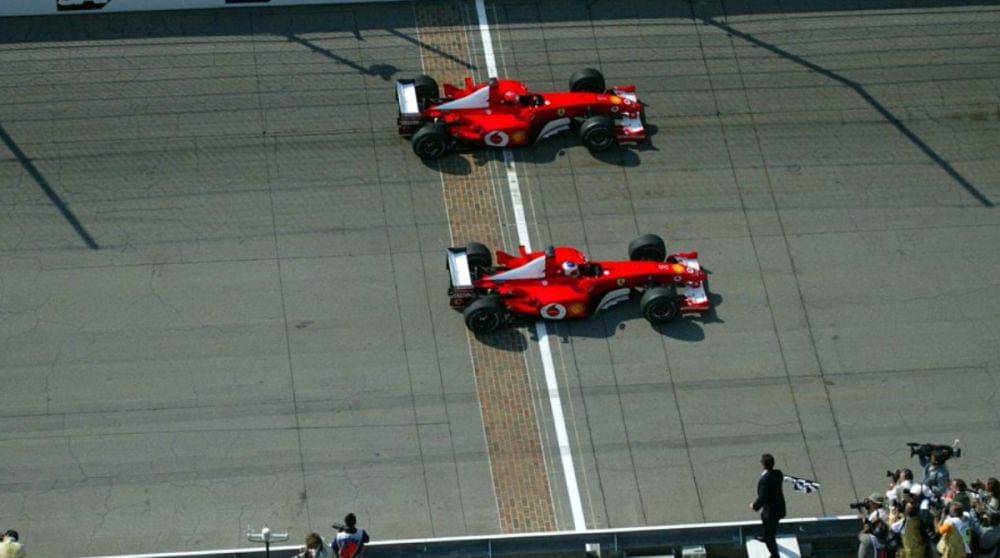 Duo Ferrari ketika finis di urutan 1-2 pada GP AS 2002 di Indianapolis. (twitter.com/F1)