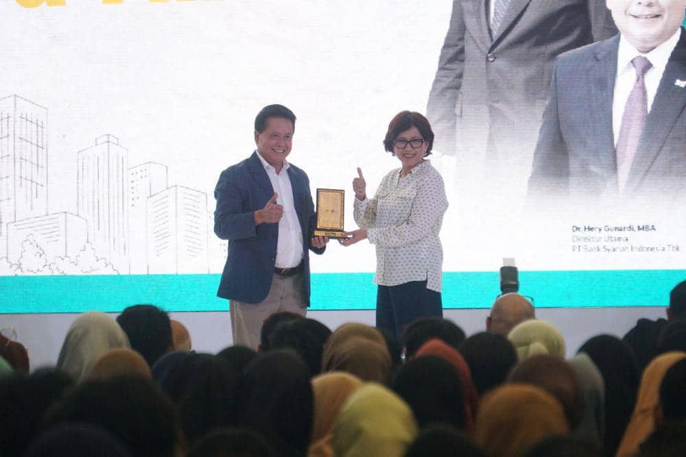(ki-ka) Direktur Utama PT Bank Syariah Indonesia Tbk. (BSI), Hery Gunardi dan Rektor UGM, Ova Emilia. (IDN Times/Herlambang Jati Kusumo)