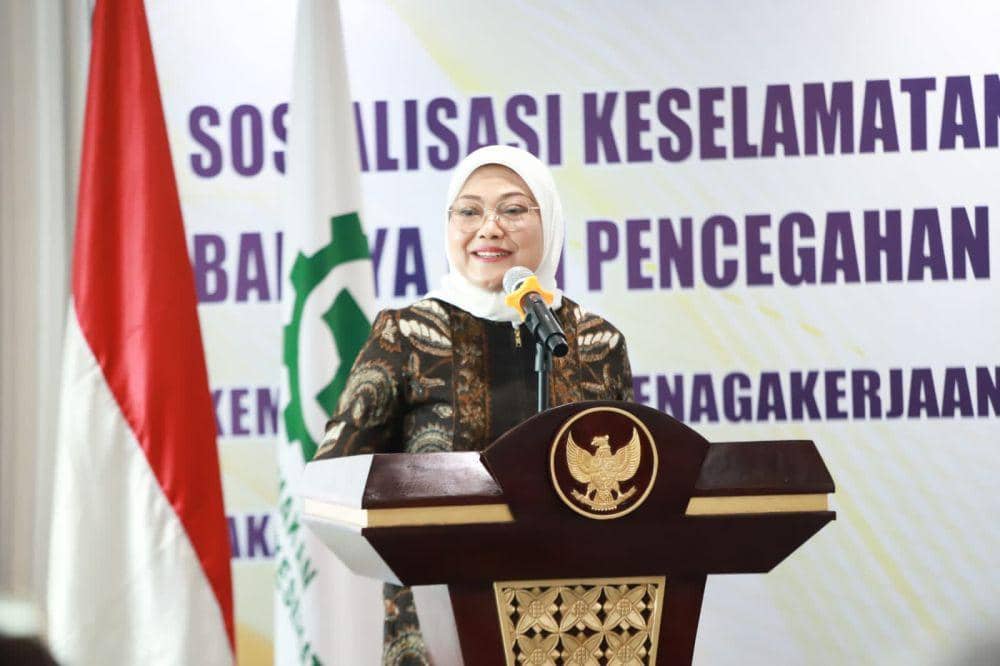 Menteri Ketenagakerjaan, Ida Fauziyah, saat menyampaikan sambutan pada acara Sosialisasi Keselamatan dan Kesehatan Kerja (K3) Bahaya dan Pencegahan Kecelakaan Kerja Pada Elevator, di Pakuwon Tower, Jakarta Selatan, Kamis (19/10). (dok. Kemnaker)