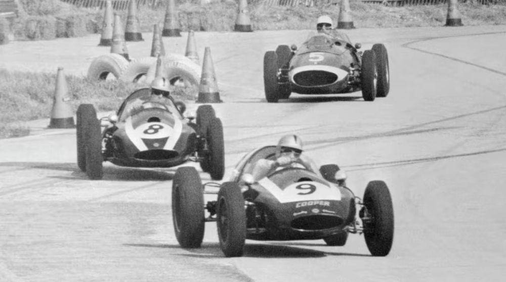 Bruce McLaren (depan), Jack Brabham (tengah), dan Graham Hill (belakang) beraksi pada GP AS 1959 di Sebring. (formula1.com)