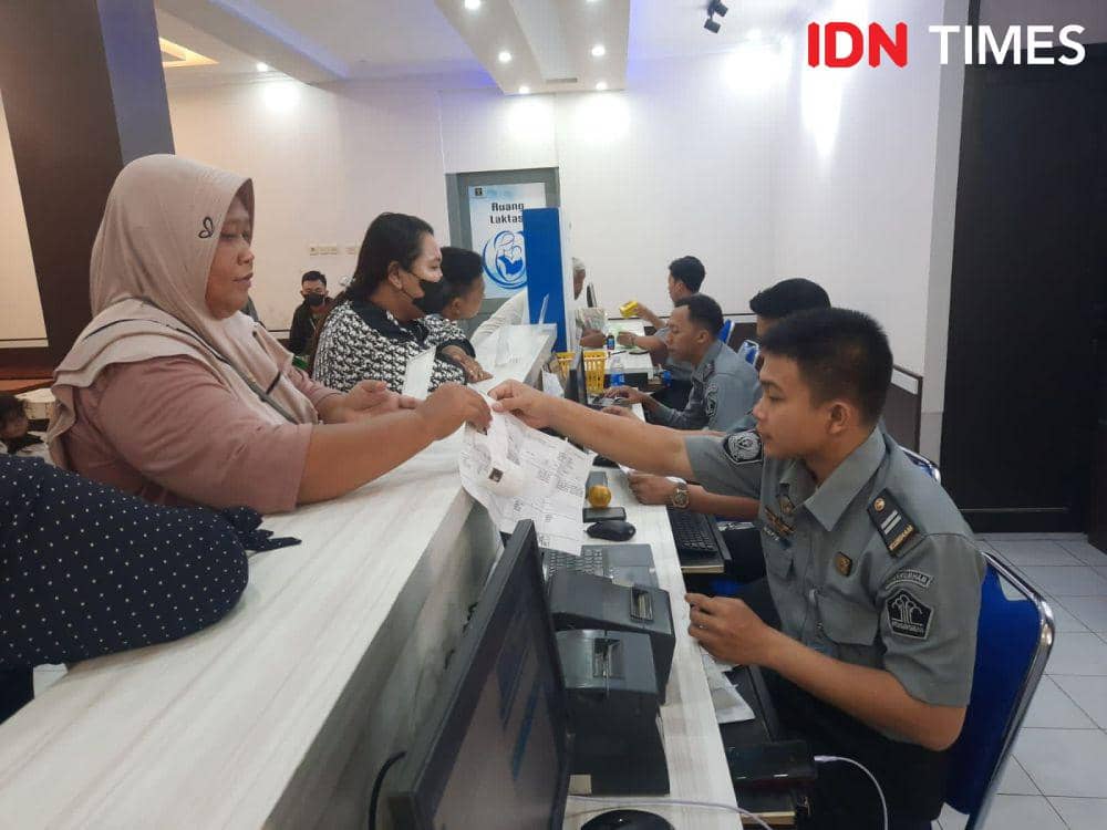 Petugas Lapas Kedungpane saat memeriksa barang bawaan. (IDN Times/Fariz Fardianto)