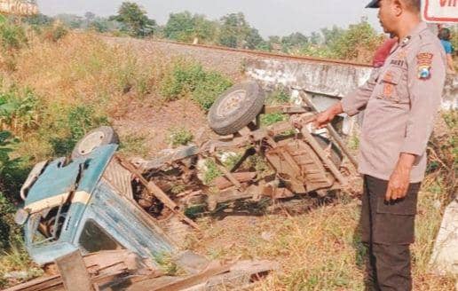 Kondisi pikap yang mengalami kecelakaan dengan kereta api di Pasuruan. (Dok. Humas Polres Pasuruan)
