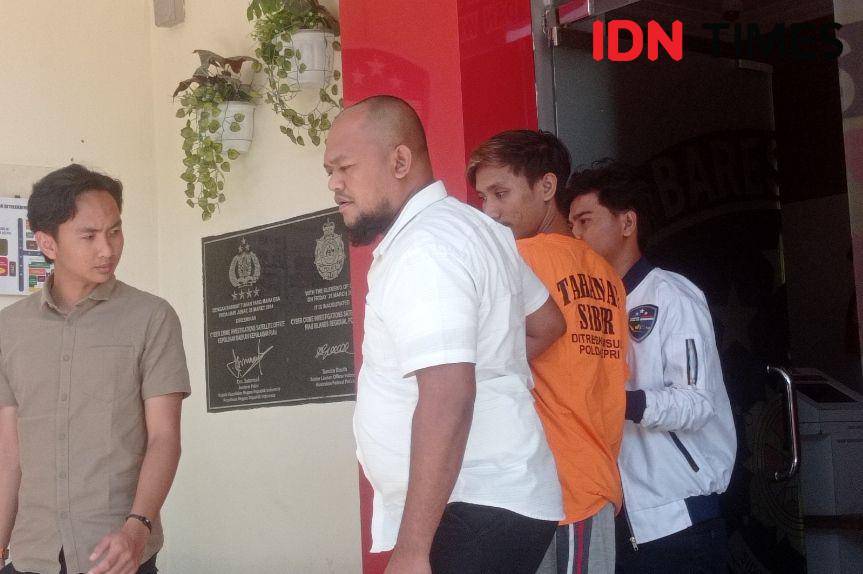 Tersangka penyebar video asusila saat ditangkap tim Subdit II Ditreskrimsus Polda Kepri (IDN Times / Putra Gema Pamungkas)