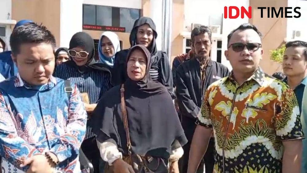 Direktur LBH Mawar Saron Batam, Mangara Sijabat (kanan) saat berfoto bersama pihak keluarga tersangka (IDN Times / Putra Gema Pamungkas)