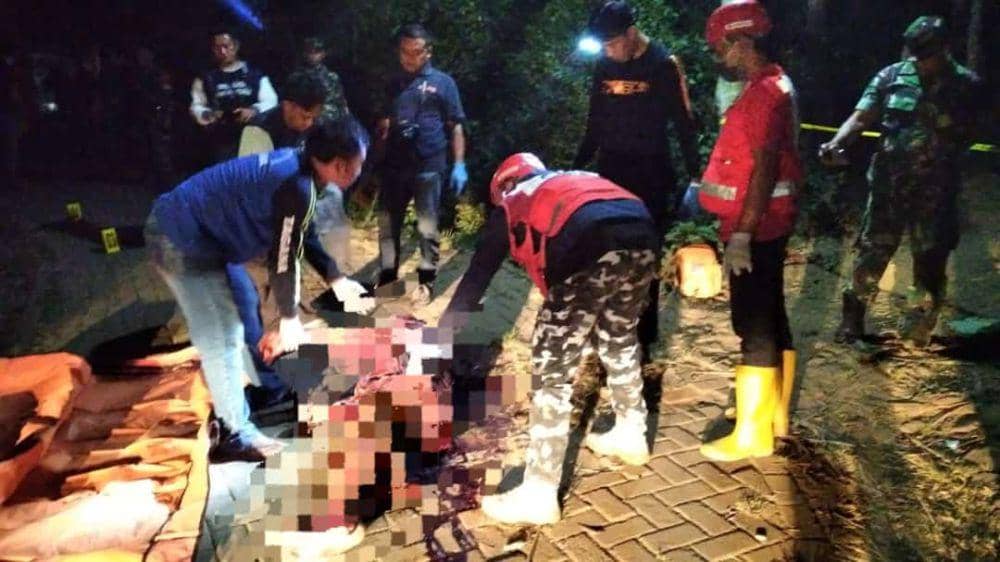 Proses evakuasi jenazah korban pembacokan di Desa Ganjaran, Kabupaten Malang. (IDN Times/istimewa)