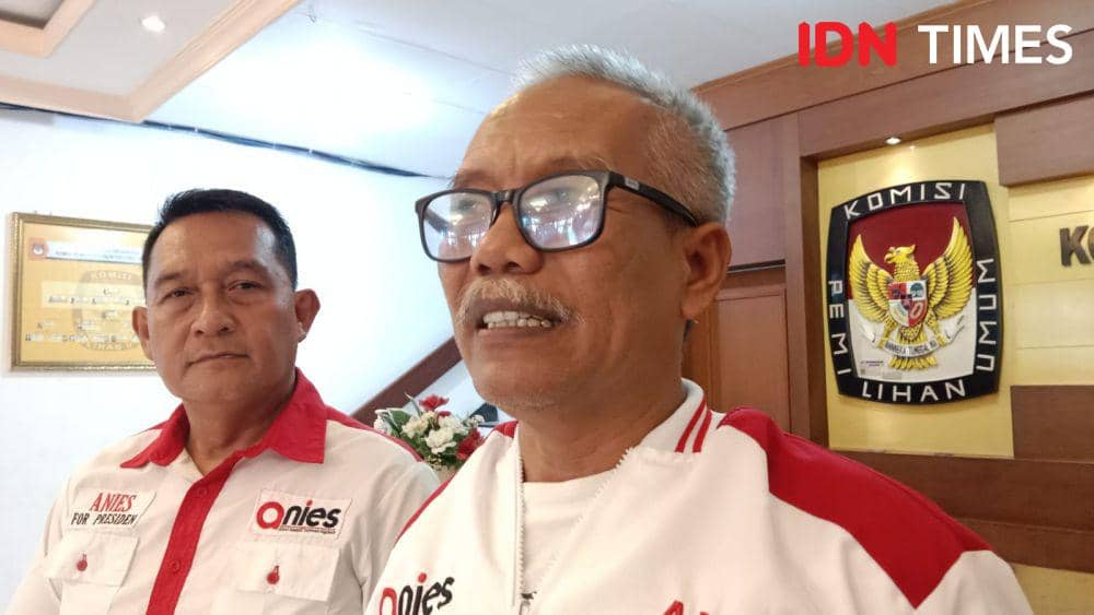 Ketua Presidium Relawan Anies Jateng, Joko Purnomo saat mendatangi KPU Jateng untuk memberikan dukungan moril jelang Pemilu 2024. (IDN Times/Fariz Fardianto)