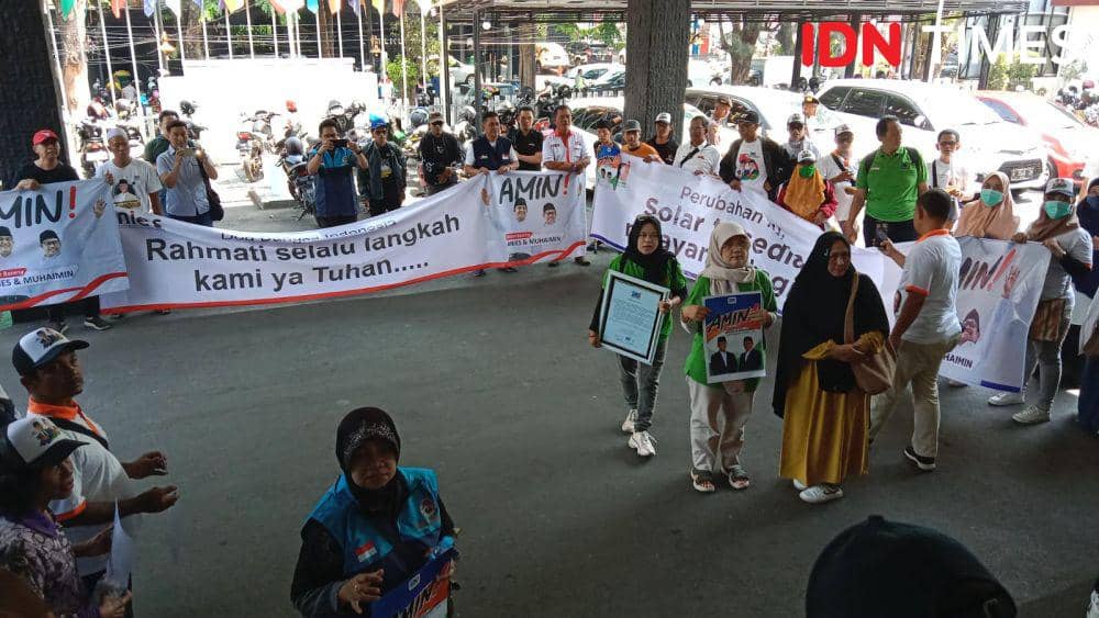 Relawan gabungan Anies-Cak I'm in (AMIN) membentangkan berbagai spanduk di KPU Jateng. (IDN Times/Fariz Fardianto)
