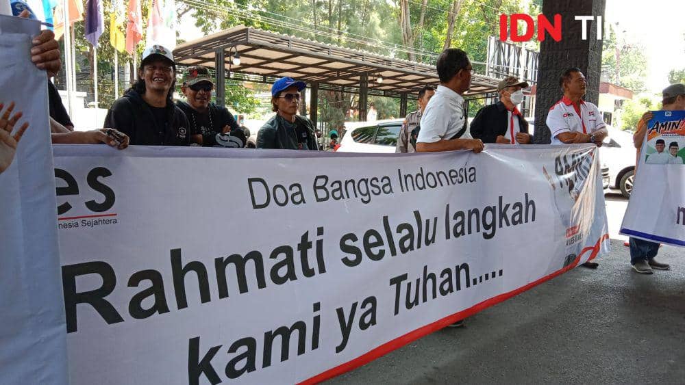 Relawan gabungan Anies-Cak I'm in (AMIN) membentangkan spanduk dukungan bagi KPU Jateng agar Pemilu berjalan damai dan tidak ada kecurangan. (IDN Times/Fariz Fardianto)