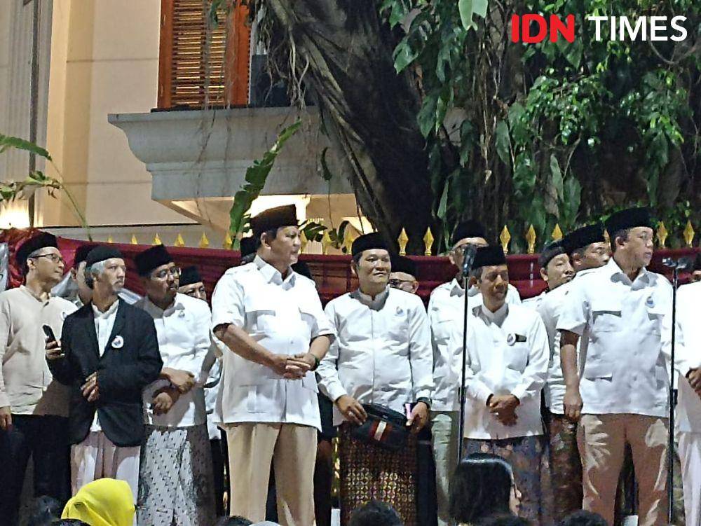 Prabowo Subianto menyambut relawan di Jl Kertanegara, Jakarta Selatan (IDN Times/Amir Faisol)