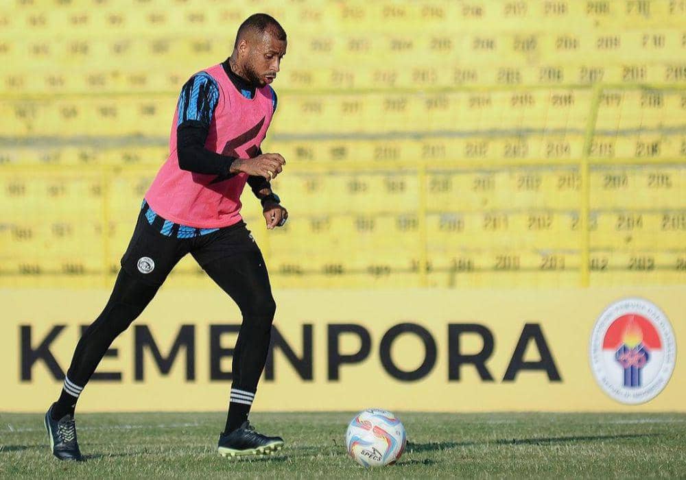 Pemain Arema FC, Gustavo Almeida saat melakukan sesi latihan di Stadion Gelora BJ Habibie Parepare. (Dok. Media Officer Arema FC)