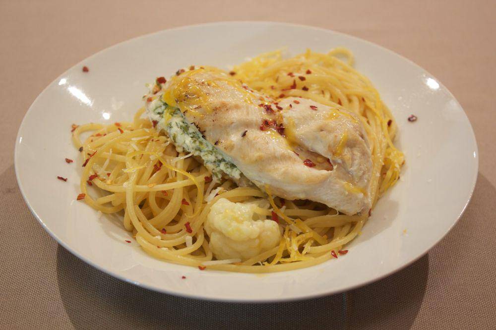 spaghetti dengan daging ayam (pixabay.com/ilgag)