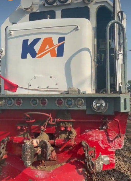 Kereta Api Penataran yang mengalami kecelakaan dengan mobil pikap di Pasuruan. (Dok. Humas Polres Pasuruan)
