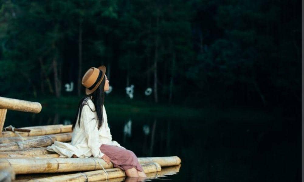 ilustrasi merenung di tepi sungai