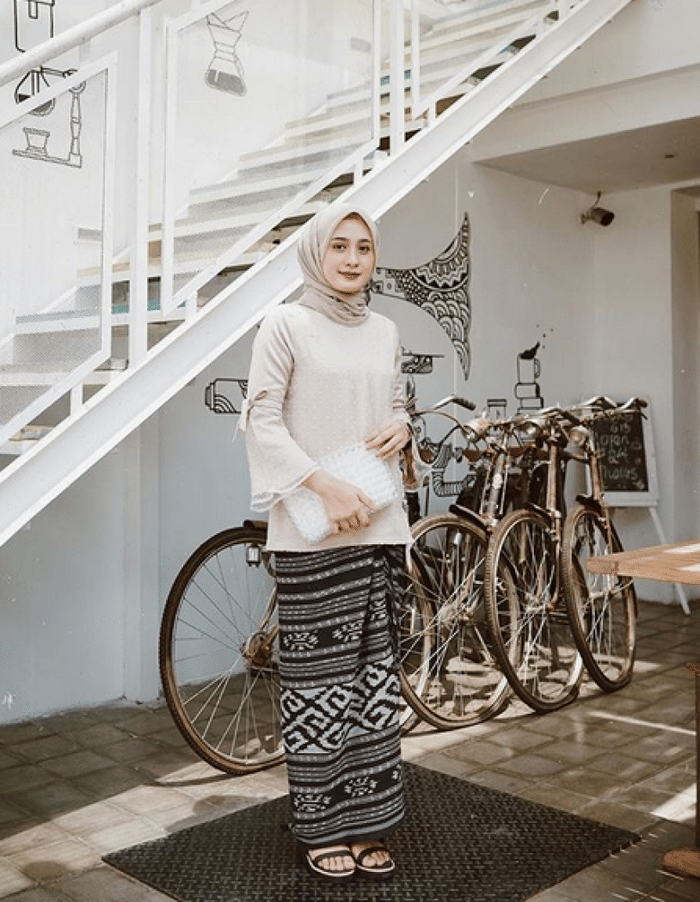 Tenun monokrom (Instagram.com/helminursifah)