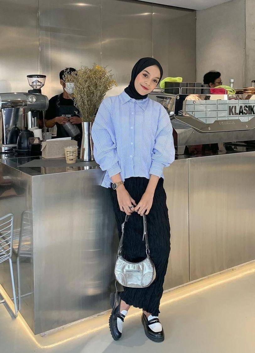 Kemeja stripes hijab (instagram.com/febiolanabilaa)