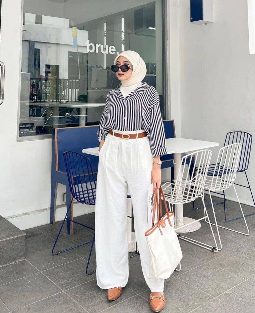 Kemeja stripes hijab (instagram.com/rafikarahmaaa)