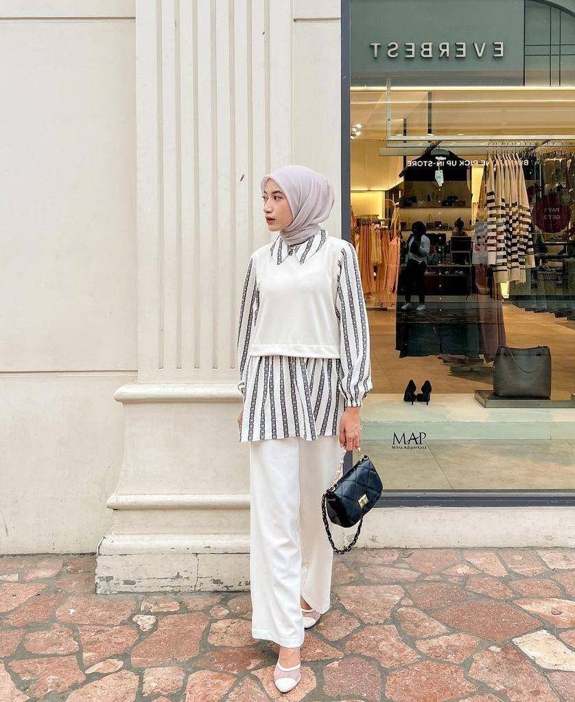 Kemeja stripes hijab (instagram.com/rafikarahmaaa)