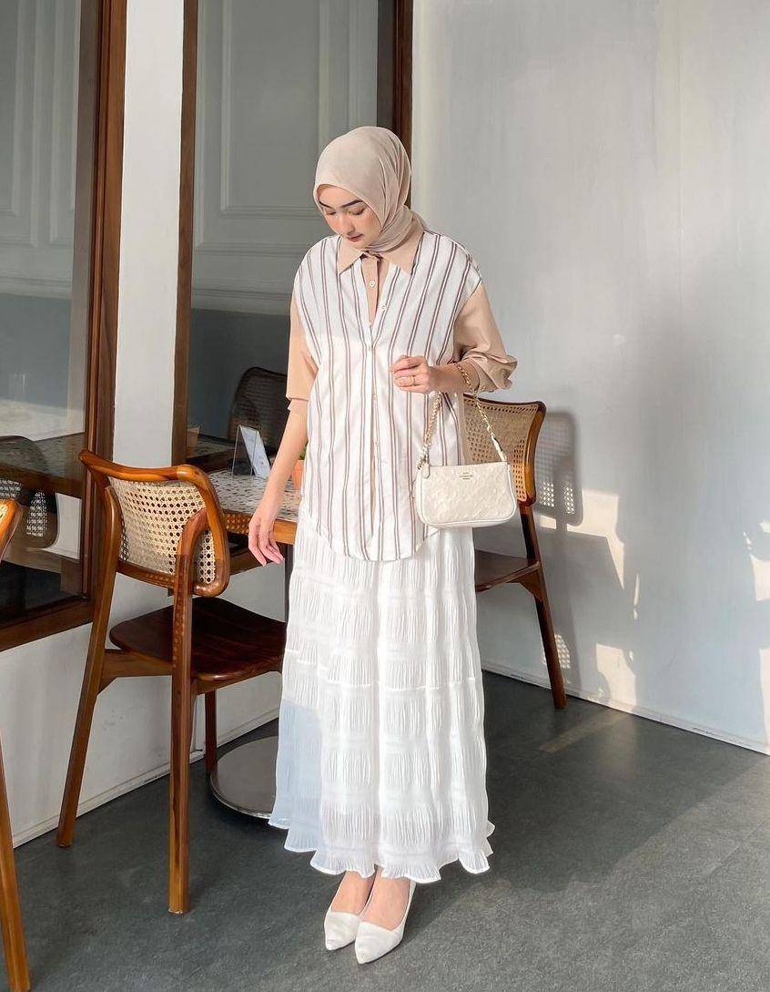 Kemeja stripes hijab (instagram.com/ingridyulikaa)