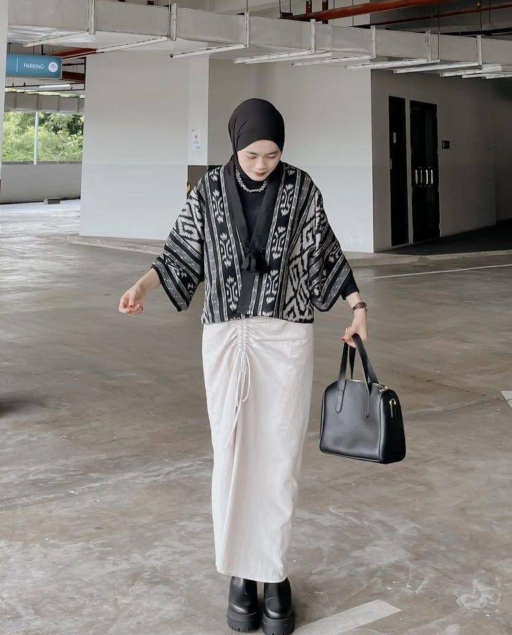 Tenun monokrom (instagram.com/nitaginab)
