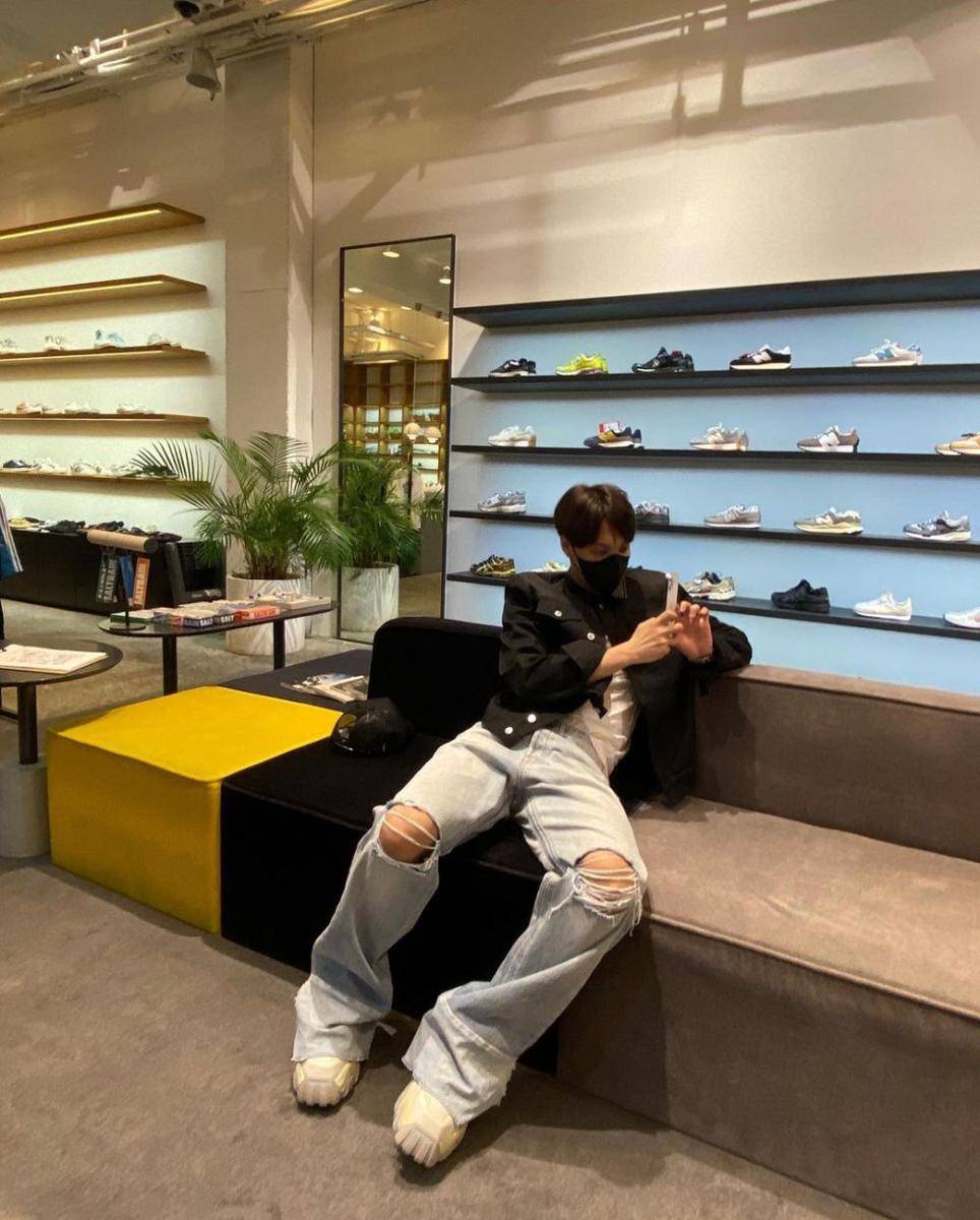 outfit dengan atasan hitam ala Kai SuperM (instagram.com/zkdlin)