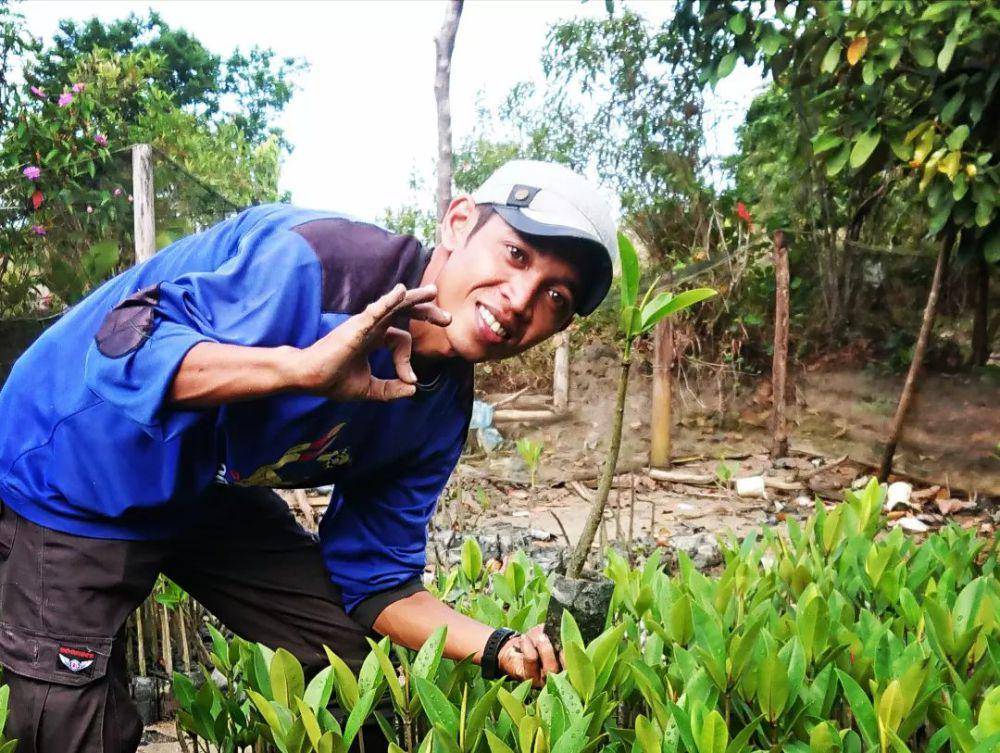 David Hidayat menanam mangrove. (instagram.com/andespindeepwestsumatera)