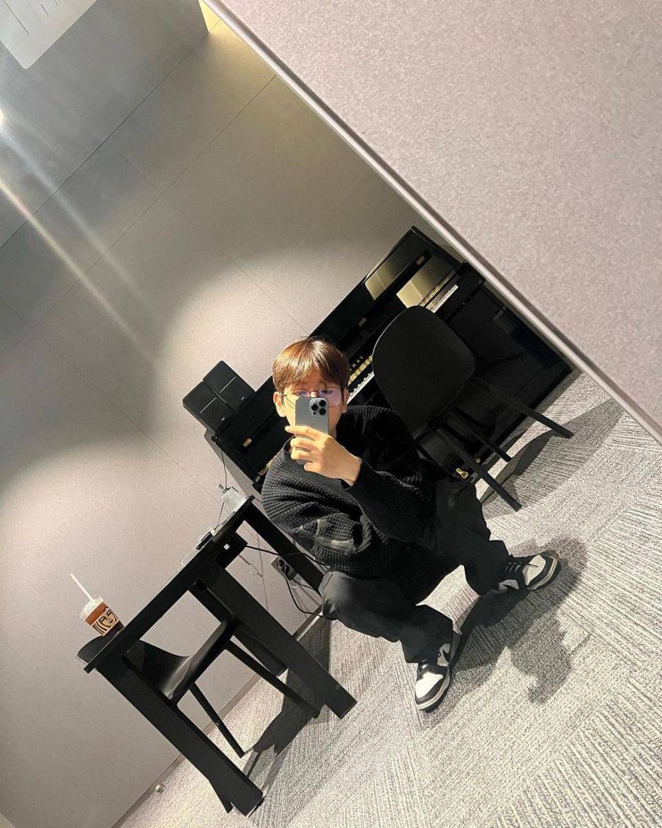 outfit dengan atasan hitam ala Baekhyun SuperM (instagram.com/baekhyunee_exo)