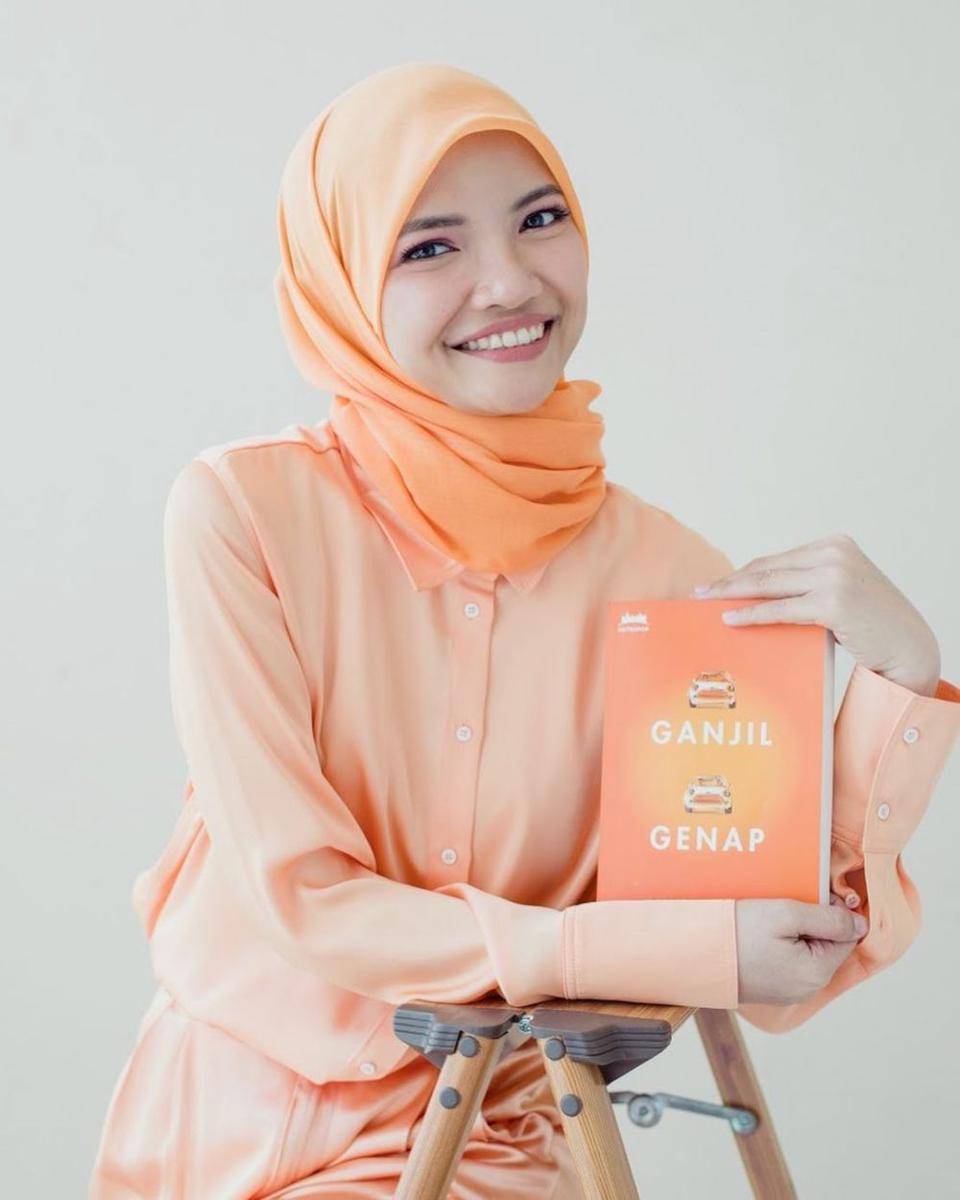 Almira Bastari dan Buku Ganjil Genap (instagram.com/almirabastari)