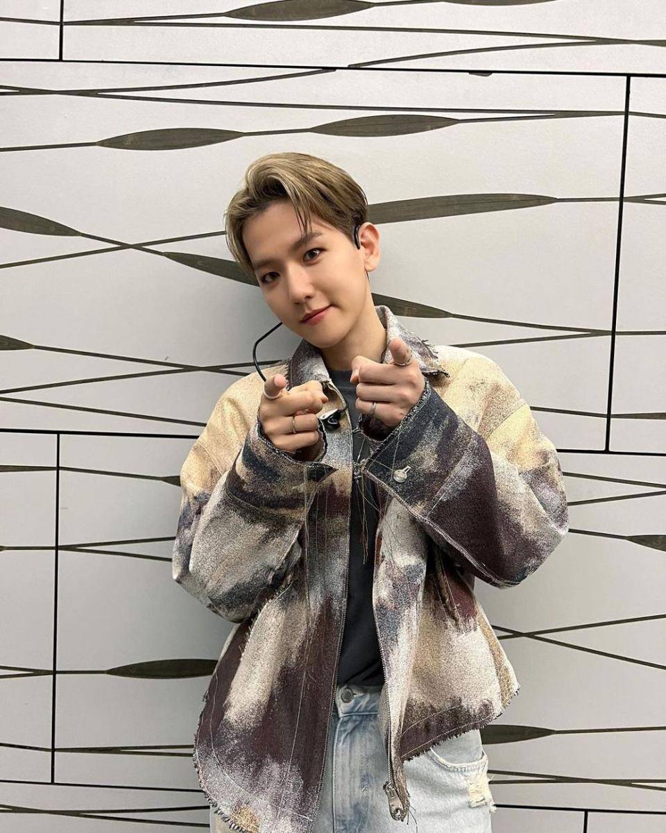 outfit dengan atasan hitam ala Baekhyun SuperM (instagram.com/weareone.exo)