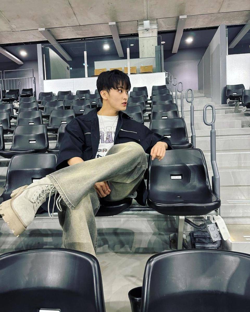 outfit dengan atasan hitam ala Mark SuperM (instagram.com/onyourm__ark)