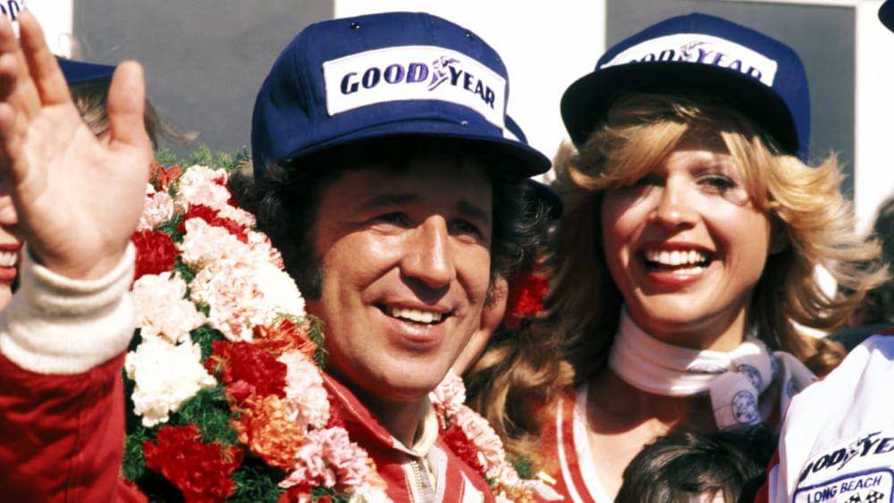 Mario Andretti (kiri) saat merayakan kemenangan GP AS di Long Beach musim 1977. (formula1.com)