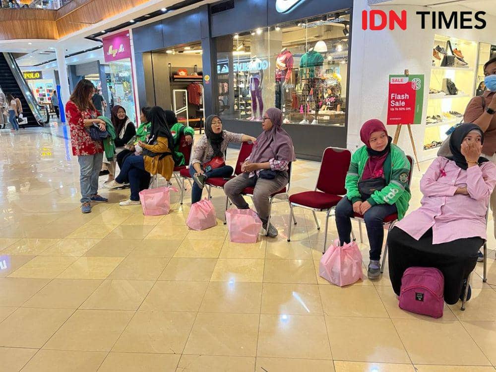 Pengemudi ojek online perempuan mengikuti pemeriksaan deteksi kanker payudara di Mal Ciputra Semarang, Kamis (19/10/2023). (IDN Times/Anggun Puspitoningrum)