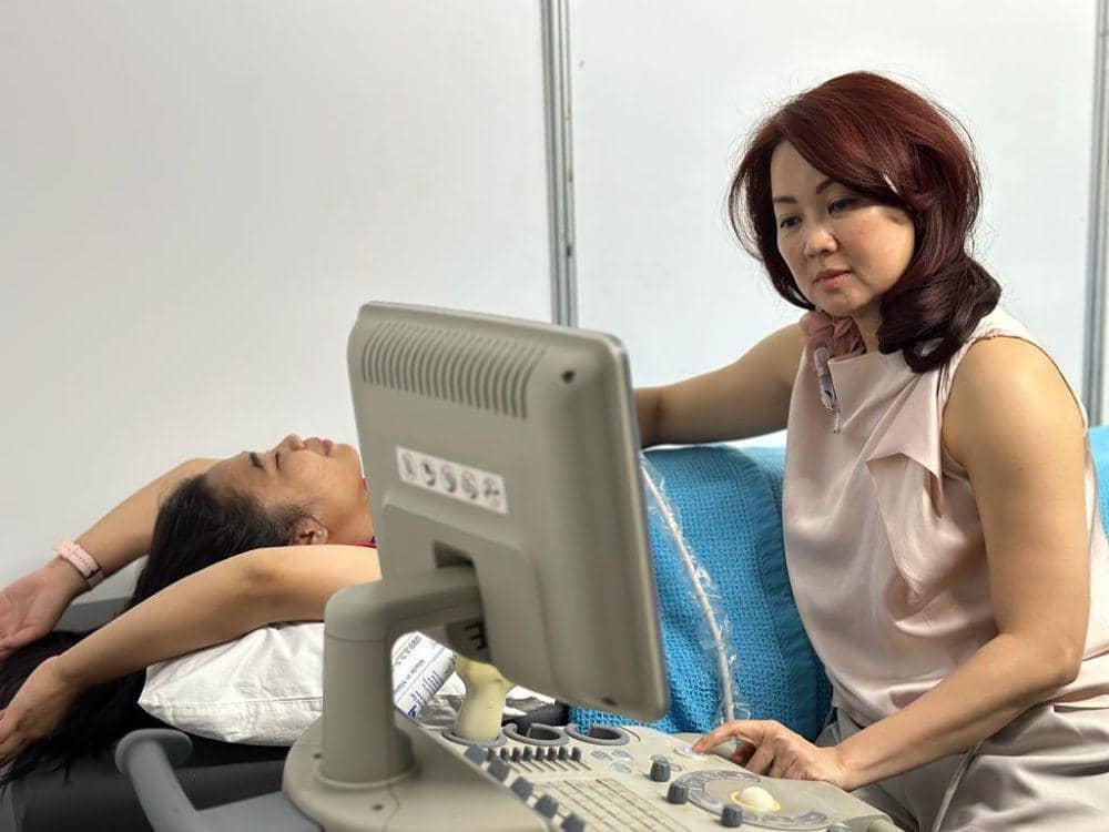 Pengemudi ojek online perempuan mengikuti pemeriksaan deteksi kanker payudara di Mal Ciputra Semarang, Kamis (19/10/2023). (Dok. Mal Ciputra Semarang)