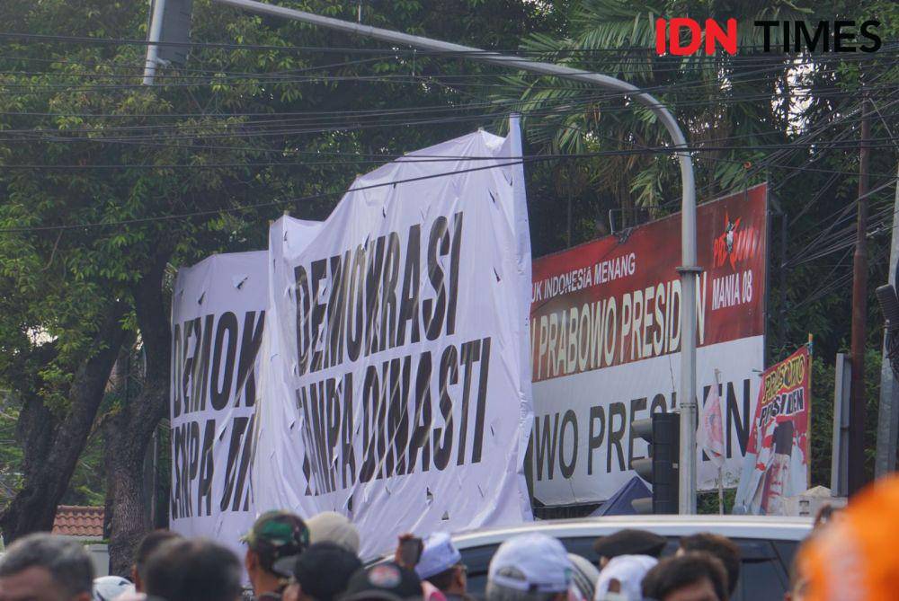 Spanduk di depan rumah pemenangan Prabowo Subianto (IDN Times/Aryo Damar)