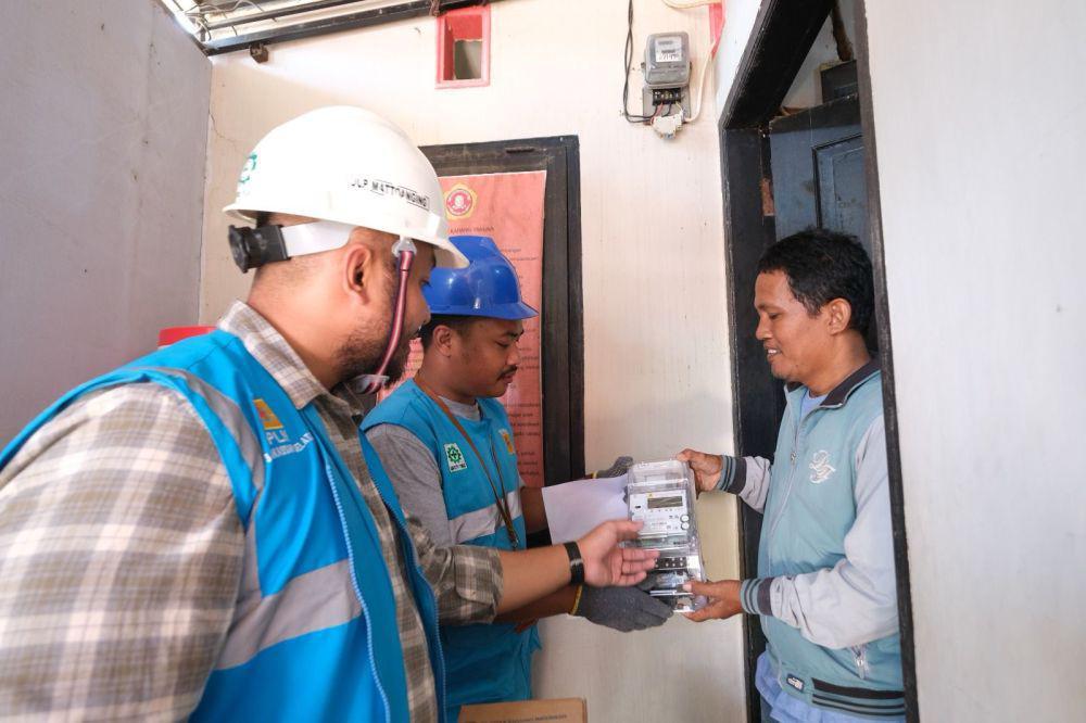 Pemasangan smart meter berbasis AMI di rumah pelanggan PLN di Kota Makassar. (Dok. PLN UID Sulselrabar)