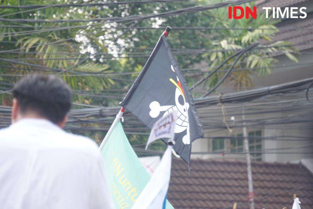 Bendera Jolly Roger One Piece meramaikan pendaftaran pasangan Anies-Cak Imin pada Kamis (19/10/2023). (IDN Times/Aryodamar)