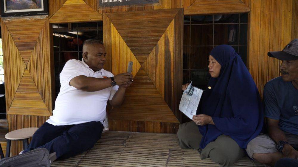 ilustrasi Juru Bayar Pos Indonesia menyalurkan bansos dan bantuan sosial (bansos) sembako dan Program Keluarga Harapan (PKH) di daerah 3T (dok. Pos Indonesia)
